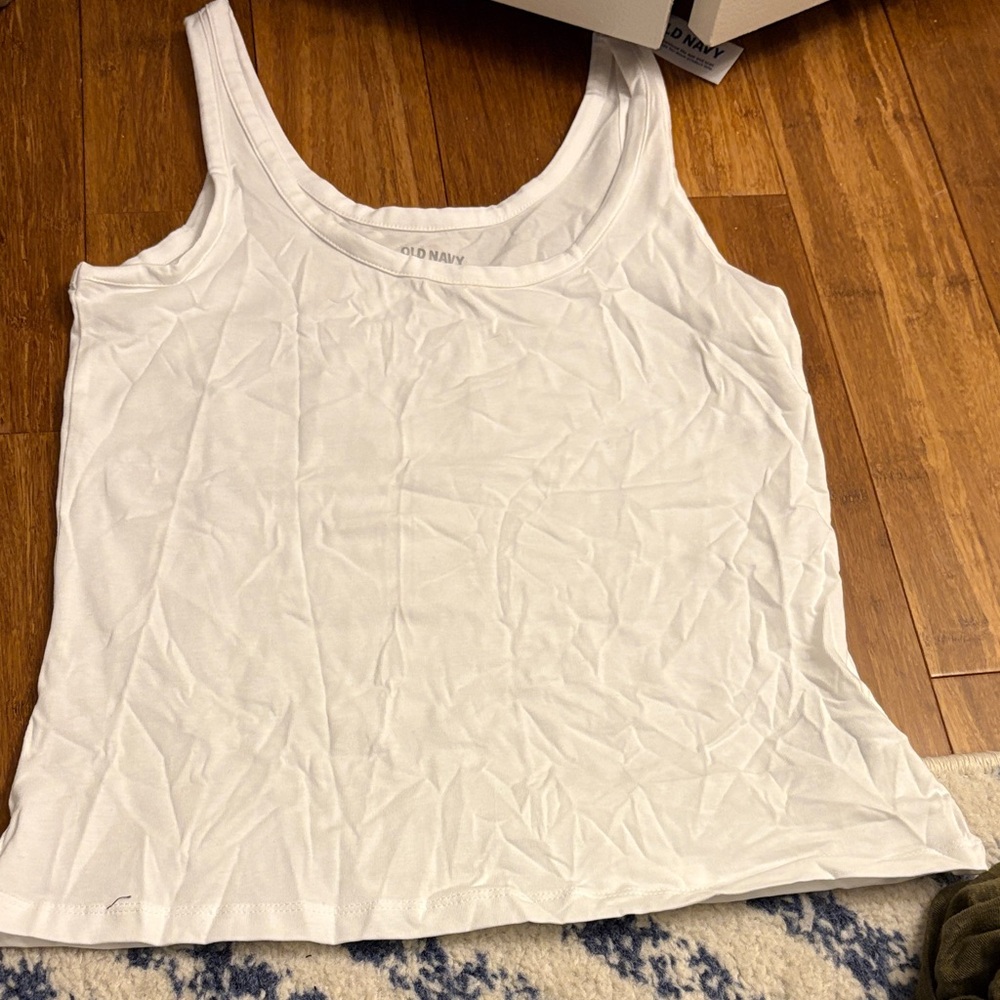 NEW WITH TAGS!  Old Navy Women's Classic White Tank Top